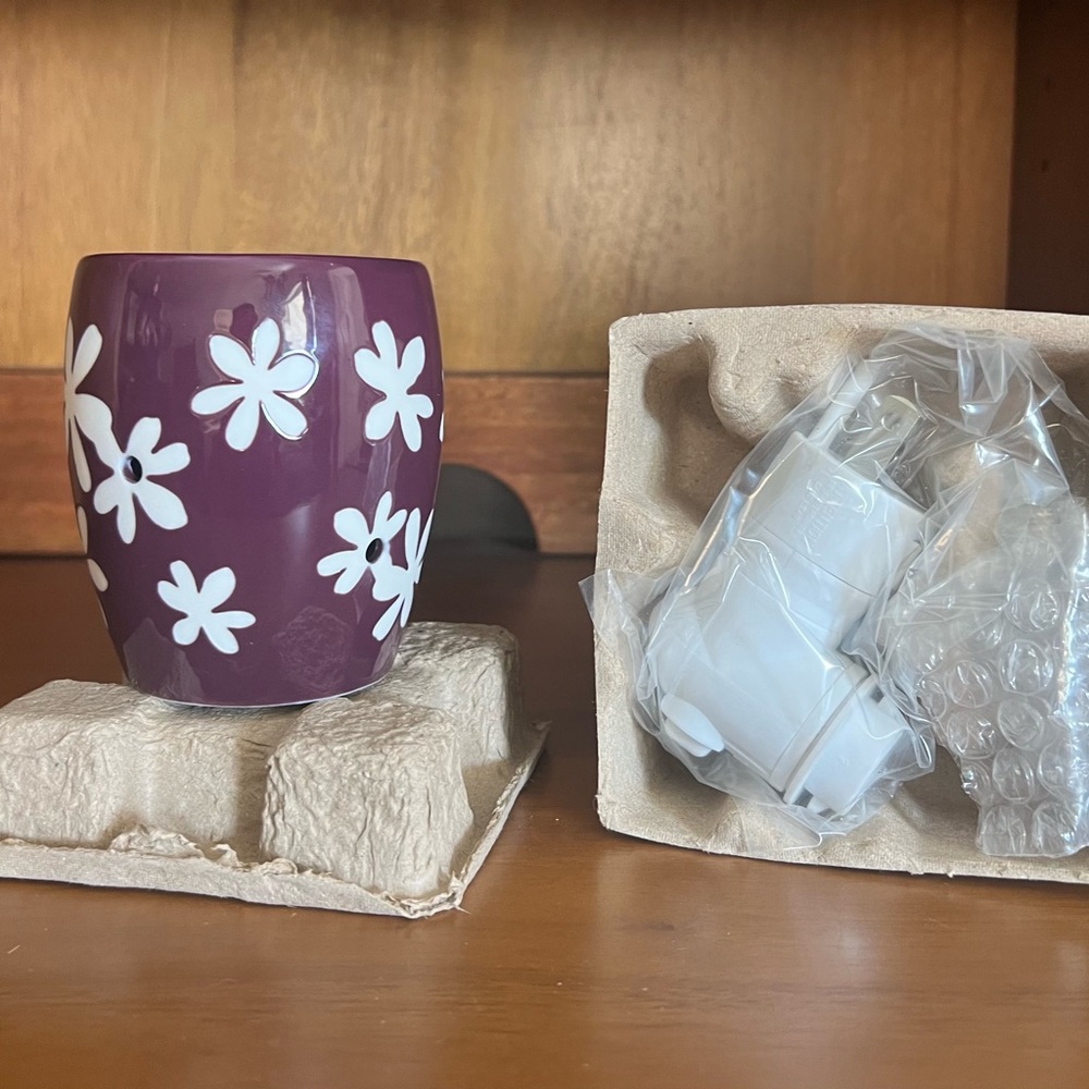 Scentsy -  Lei Purple &  White -  Plug In Wax Warmer - New Without Box